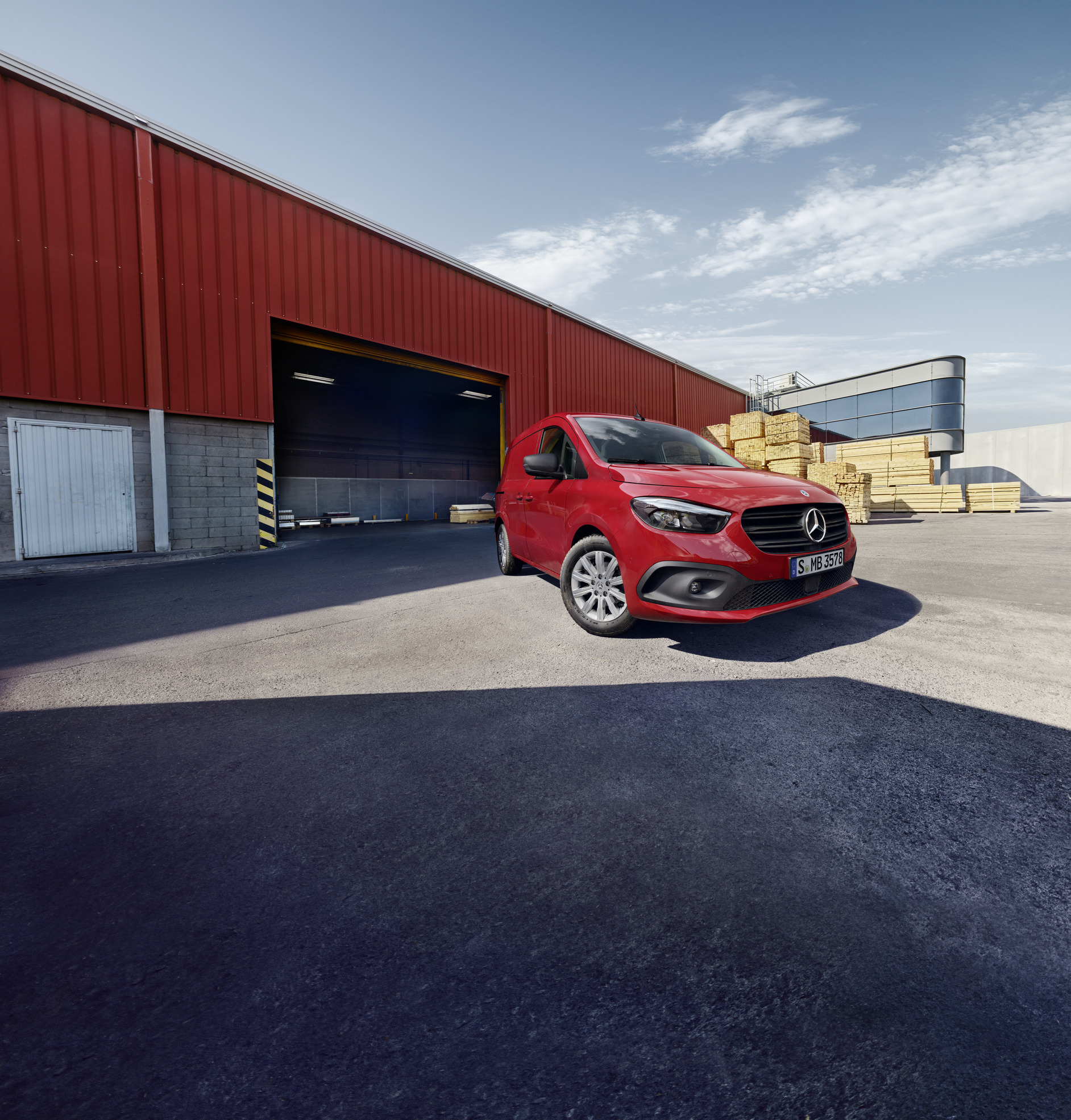 Citan – spoľahlivosť | Transportéry Mercedes-Benz Skriňové vozidlo Mercedes-Benz eCitan stojí pred logistickým areálom.