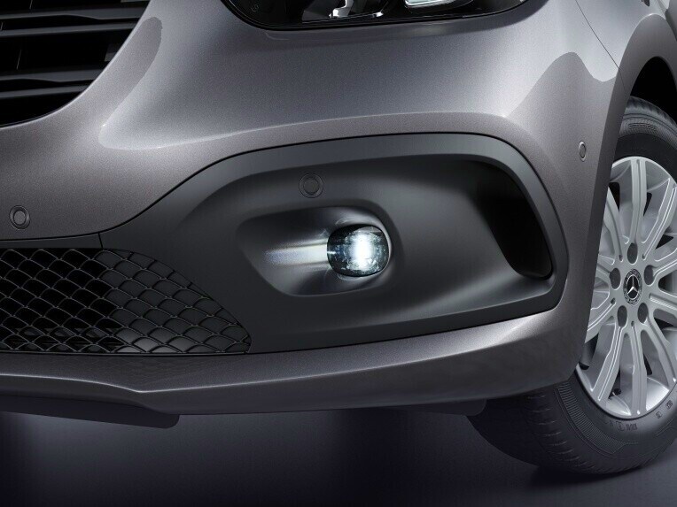 Hmlové svetlomety s technikou so svetelnými diódami v balíku osvetlenia a videnia skriňového vozidla Mercedes-Benz Citan.