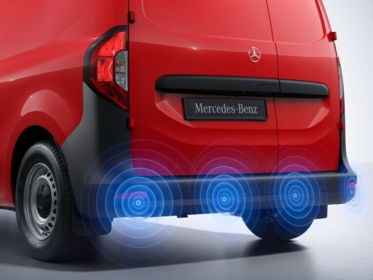 Pomoc pri zaparkovaní cúvaním skriňového vozidla Mercedes-Benz Citan.