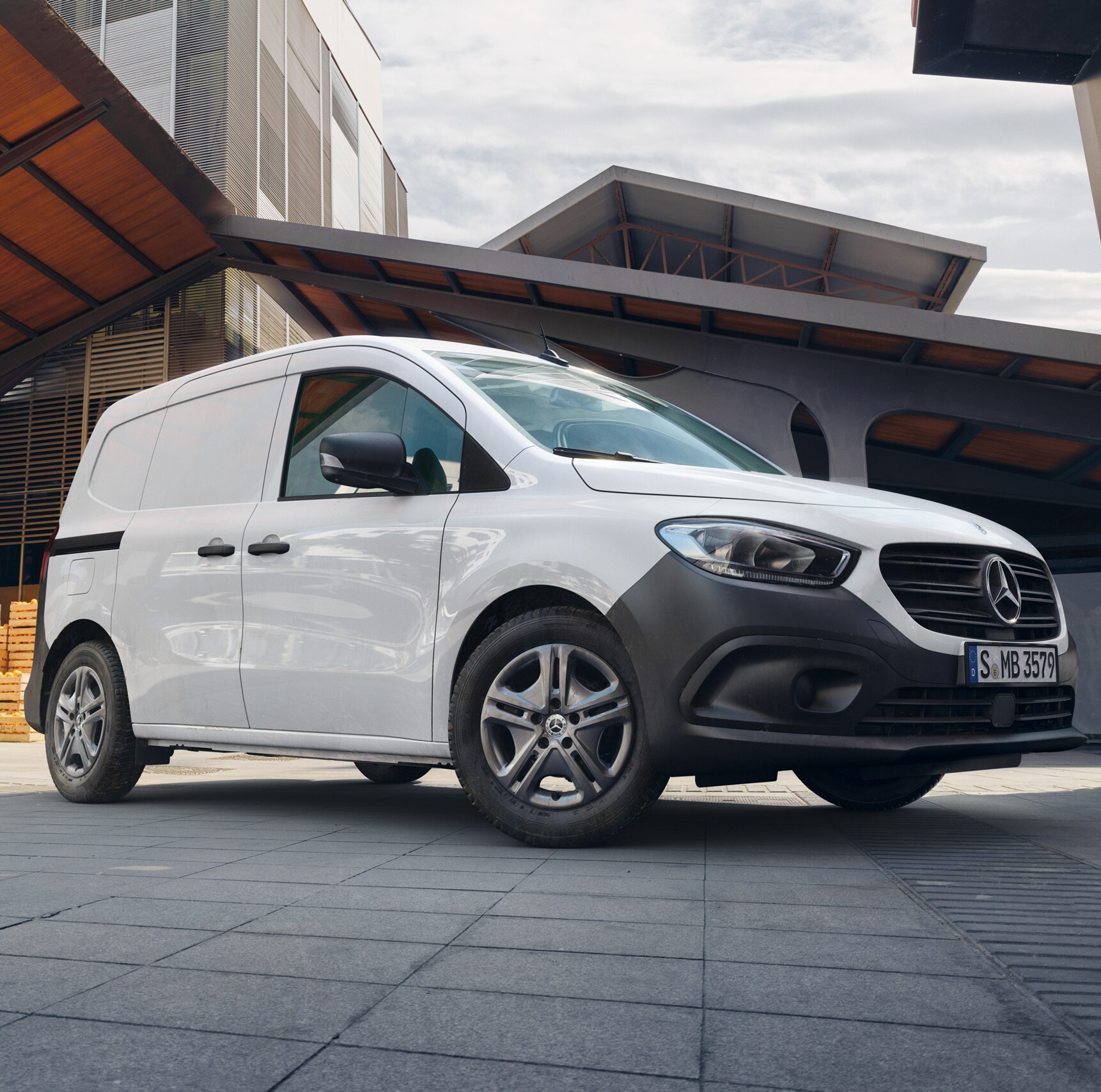 Skriňové vozidlo Mercedes-Benz Citan v&nbsp;meste pred stenou domu.