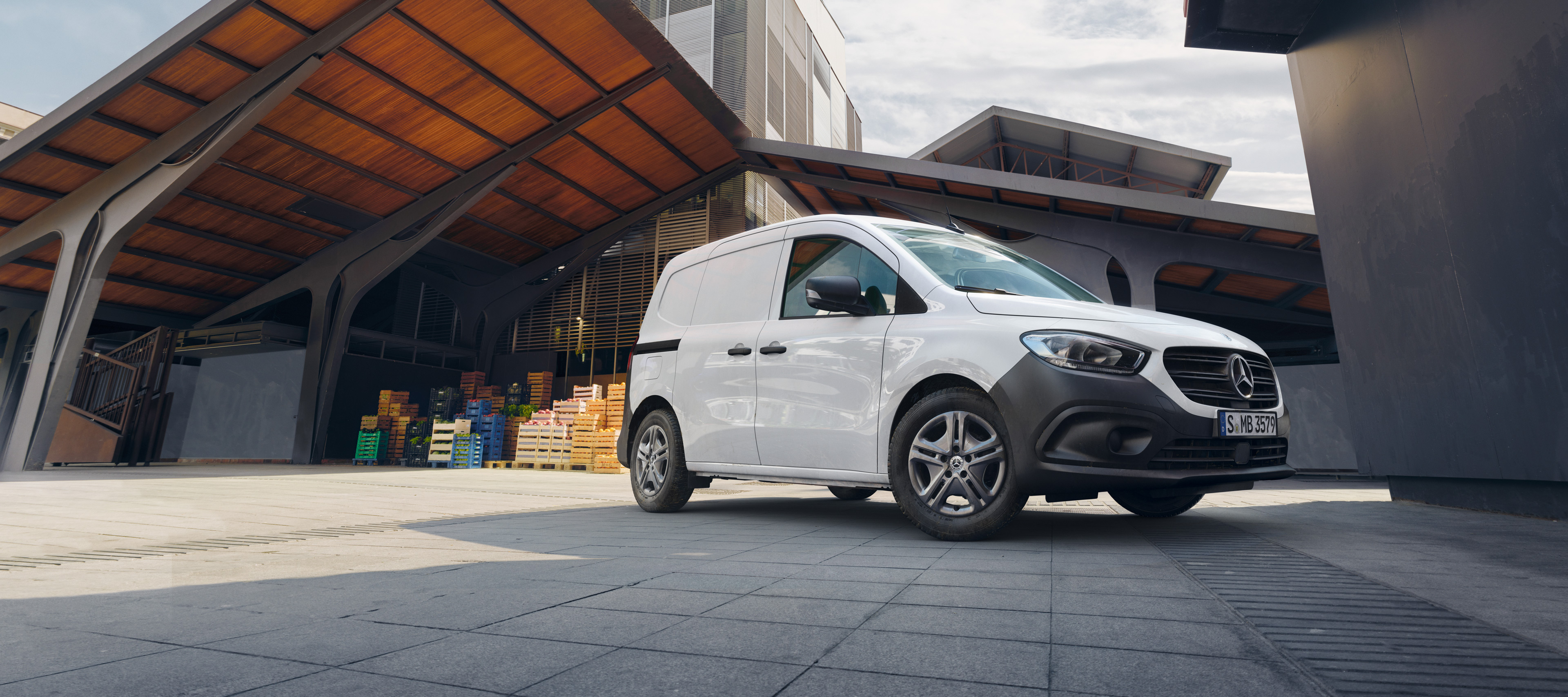 Lízing a financovanie | Skriňové vozidlo Citan | Mercedes-Benz Skriňové vozidlo Mercedes-Benz Citan v meste pred stenou domu.