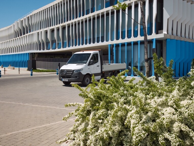Šasi Mercedes-Benz eSprinter ako valník pred budovou.