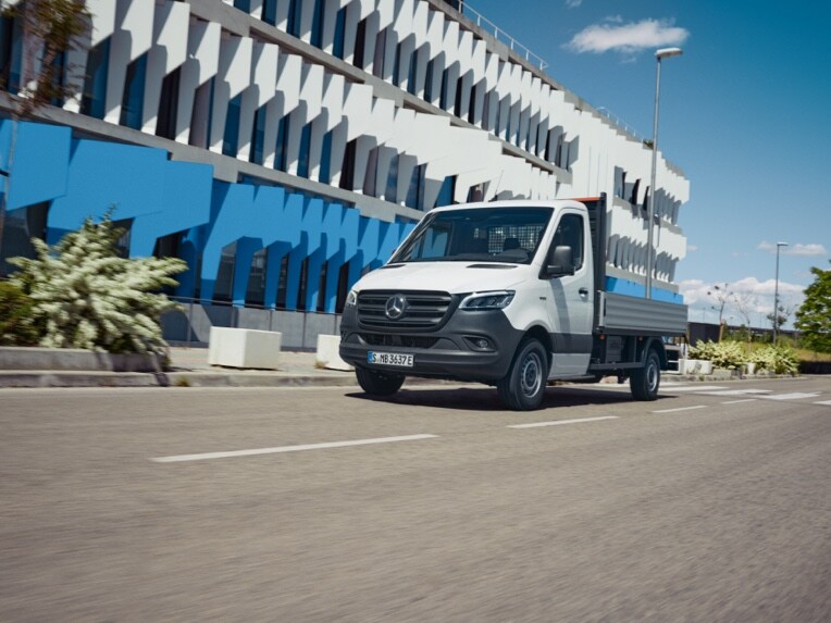 Šasi Mercedes-Benz eSprinter ako valník v cestnej premávke.