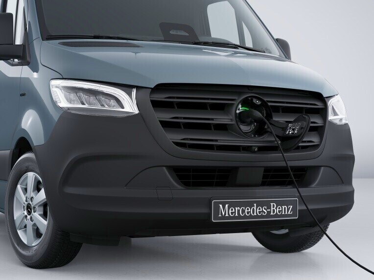 Nabíjacia zásuvka CCS na šasi Mercedes-Benz eSprinter so zasunutým nabíjacím káblom.