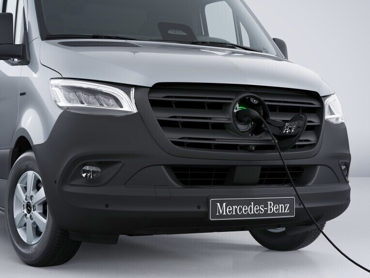 Nabíjacia zásuvka CCS na šasi Mercedes-Benz eSprinter so zasunutým nabíjacím káblom.