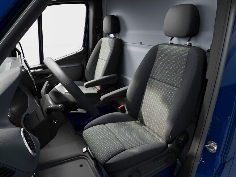 Komfortné sedadlá pre vodiča a spolujazdca v šasi Mercedes-Benz eSprinter.