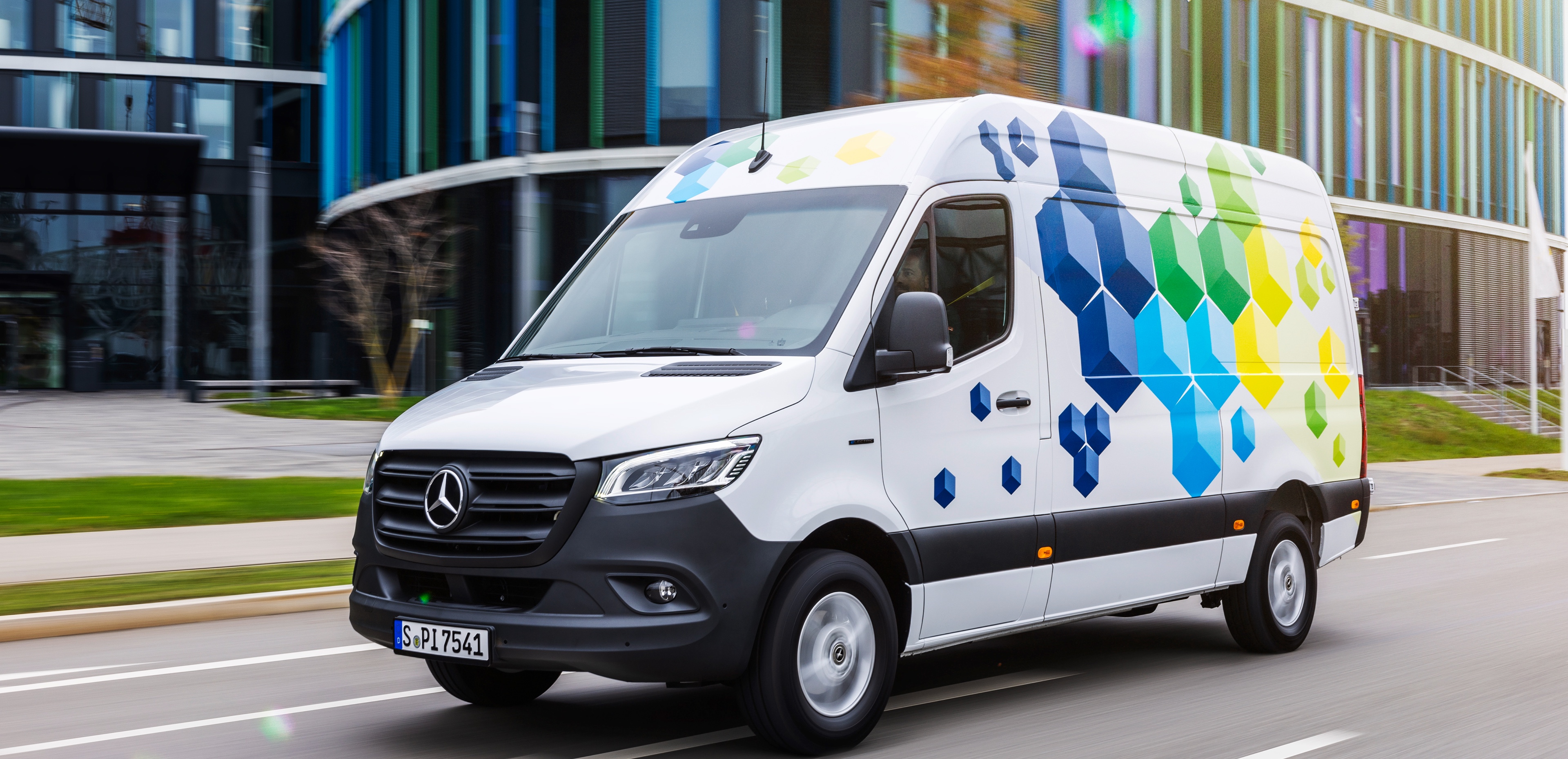 Skriňové vozidlo eSprinter | Transportéry Mercedes-Benz Prispôsobte si svoj nový eSprinter presne podľa potrieb svojej spoločnosti a účelu využitia.