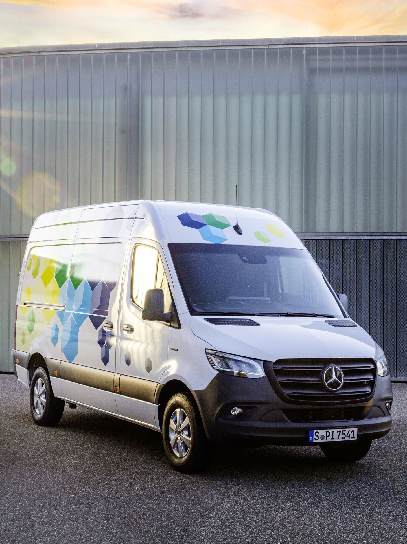 Nové skriňové vozidlo eSprinter bude dostupné s&nbsp;dvomi stupňami motorizácie, tromi variantmi vysokovoltového akumulátora a&nbsp;dvomi variantmi dĺžky.