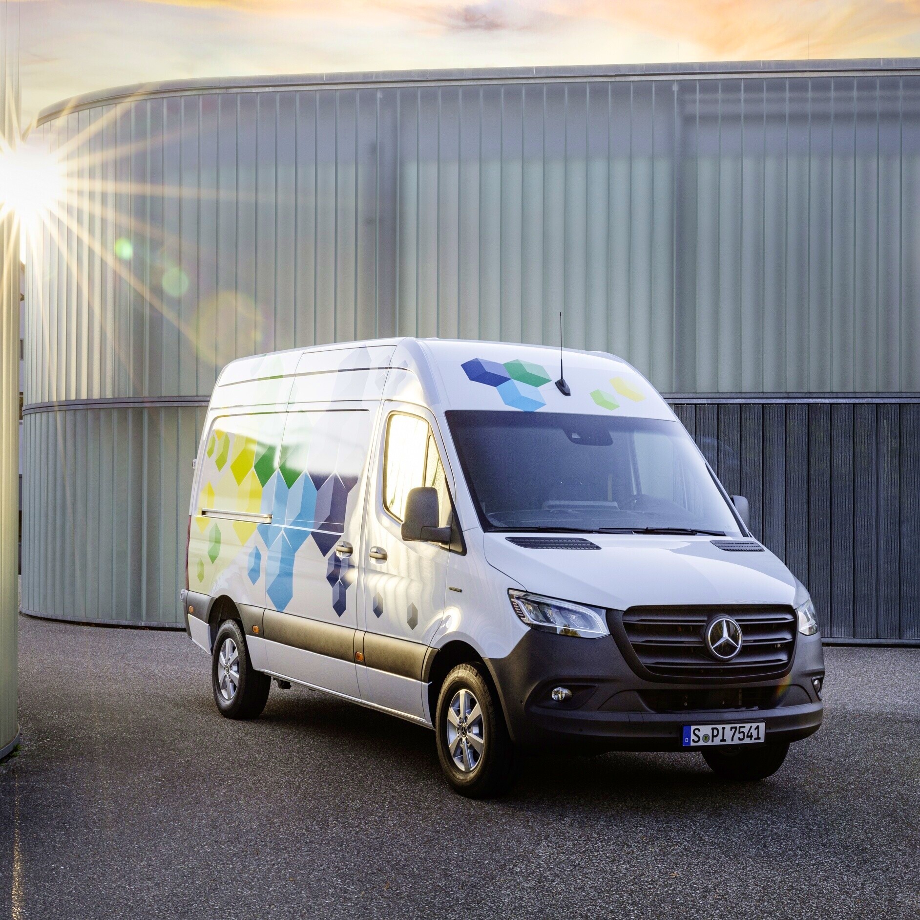 Rozmanitosť | Skriňové vozidlo eSprinter | Transportéry Mercedes-Benz Nové skriňové vozidlo eSprinter bude dostupné s dvomi stupňami motorizácie, tromi variantmi vysokovoltového akumulátora a dvomi variantmi dĺžky.