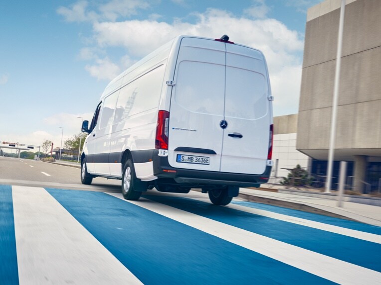 Skriňové vozidlo Mercedes-Benz eSprinter na ceste.