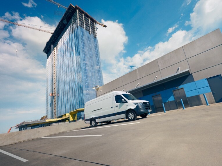 Skriňové vozidlo Mercedes-Benz eSprinter na parkovisku.