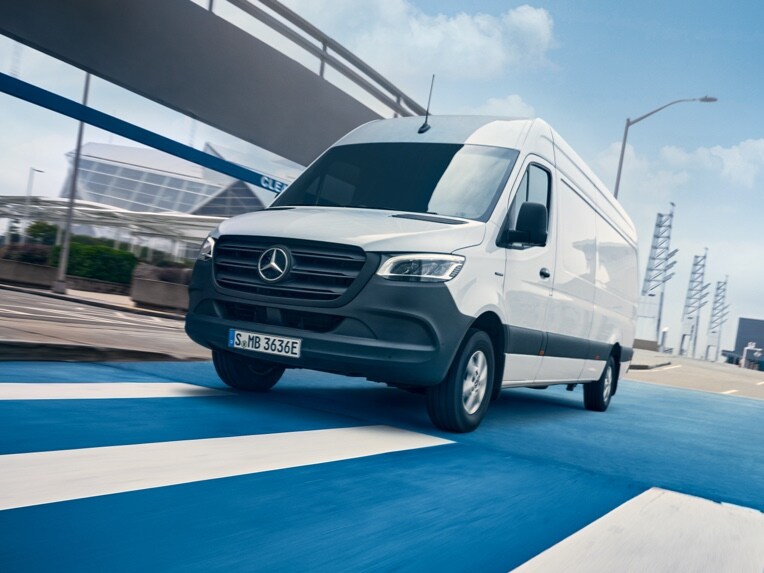 Skriňové vozidlo Mercedes-Benz eSprinter počas jazdy mestom.