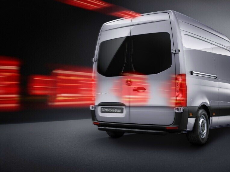 Skriňové vozidlo eSprinter s jasne červeno žiariacim brzdovým svetlom.
