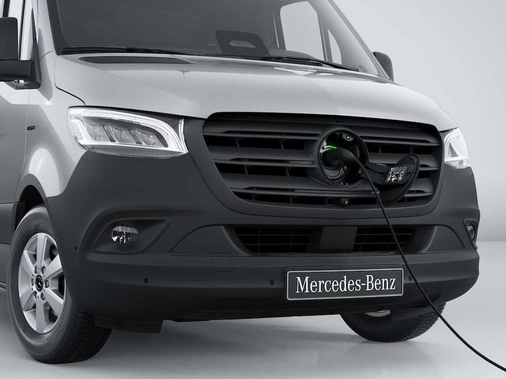 Nabíjacia zásuvka na skriňovom vozidle Mercedes-Benz eSprinter so zasunutým nabíjacím káblom.