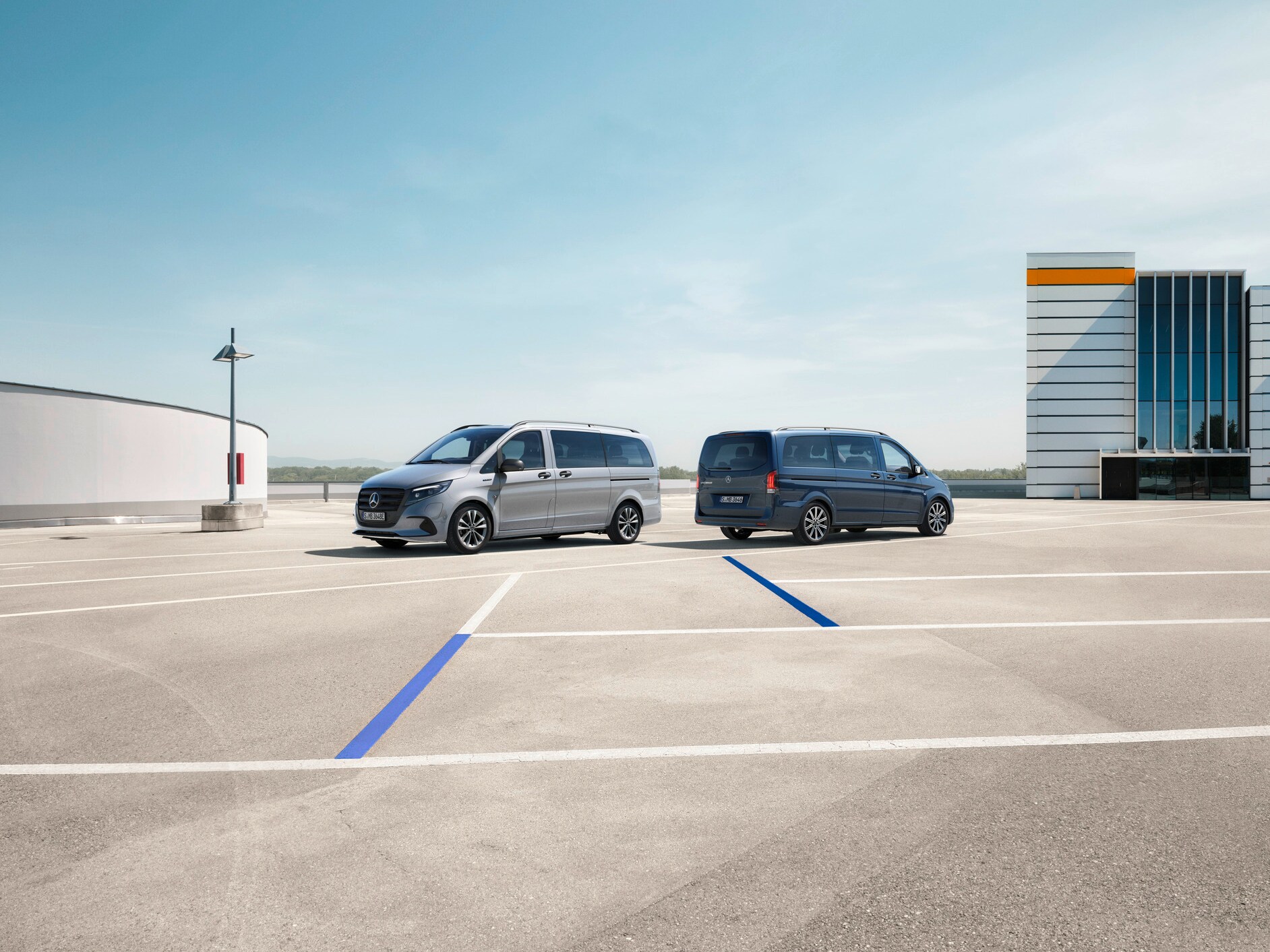 Vozidlá Vito Tourer a eVito Tourer na parkovacom mieste.