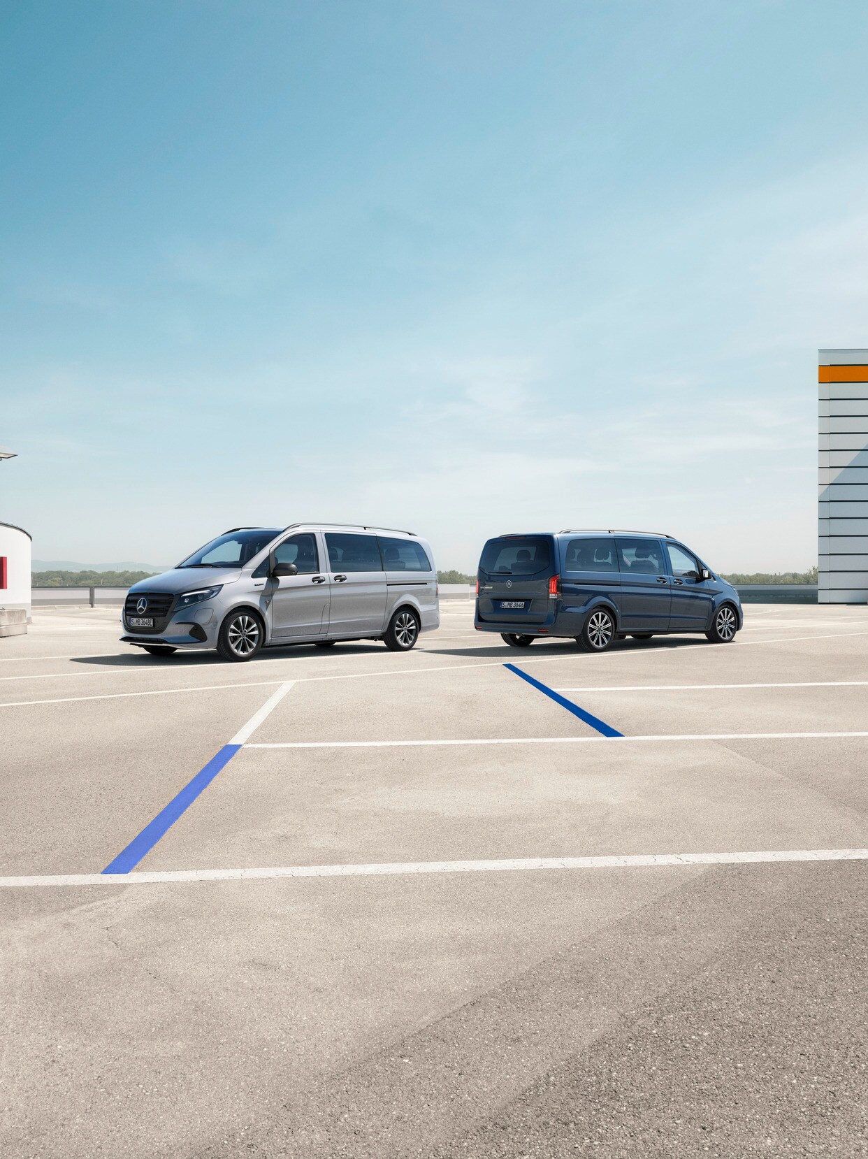 Vozidlá eVito Tourer a Vito Tourer na parkovacom mieste.