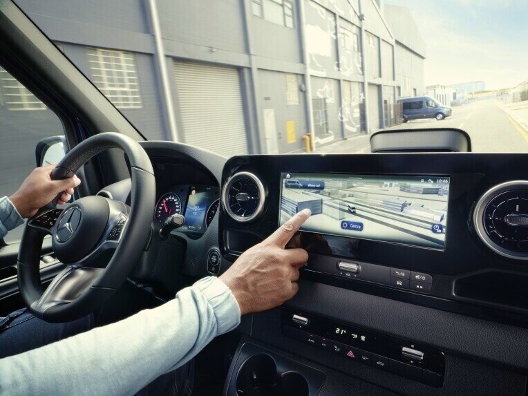 Navigácia v multimediálnom systéme MBUX šasi Mercedes-Benz Sprinter.