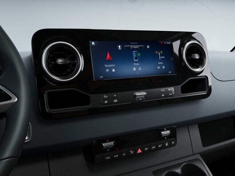 Multimediálny systém MBUX vo valníku Mercedes-Benz Sprinter.
