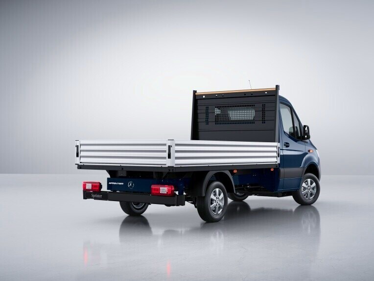 Valník Mercedes-Benz Sprinter s náhonom na všetky kolesá 4x4 so systémom Torque on Demand .