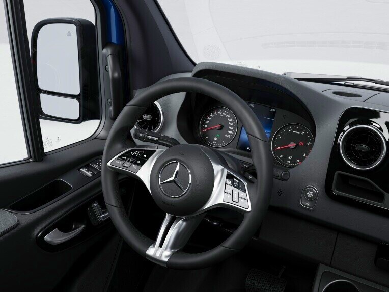 Multifunkčný volant s dotykovými ovládacím poľami pre TEMPOMAT vo valníku Mercedes-Benz Sprinter Tourer.