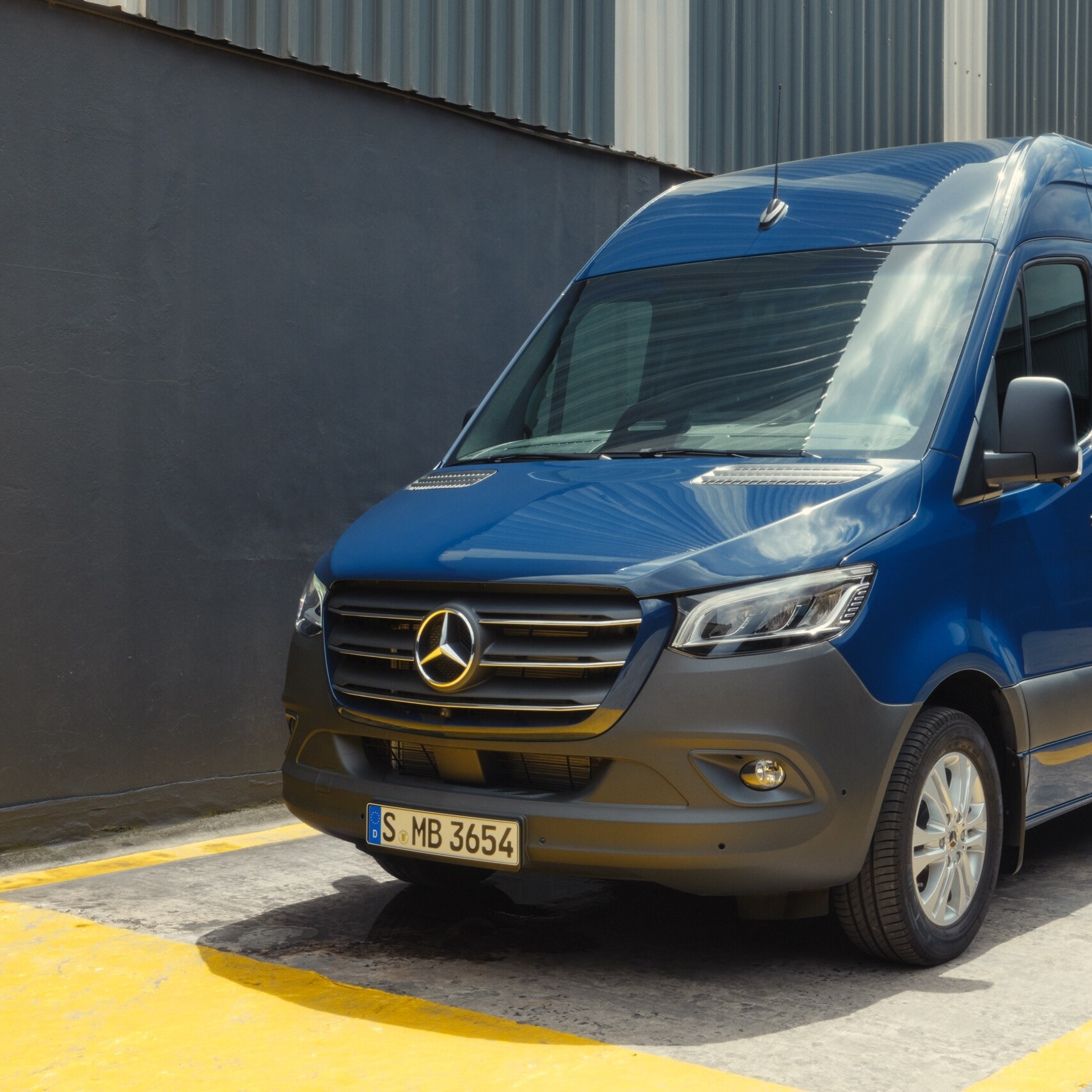 Skriňové vozidlo Mercedes-Benz Sprinter v&nbsp;zóne doručenia.