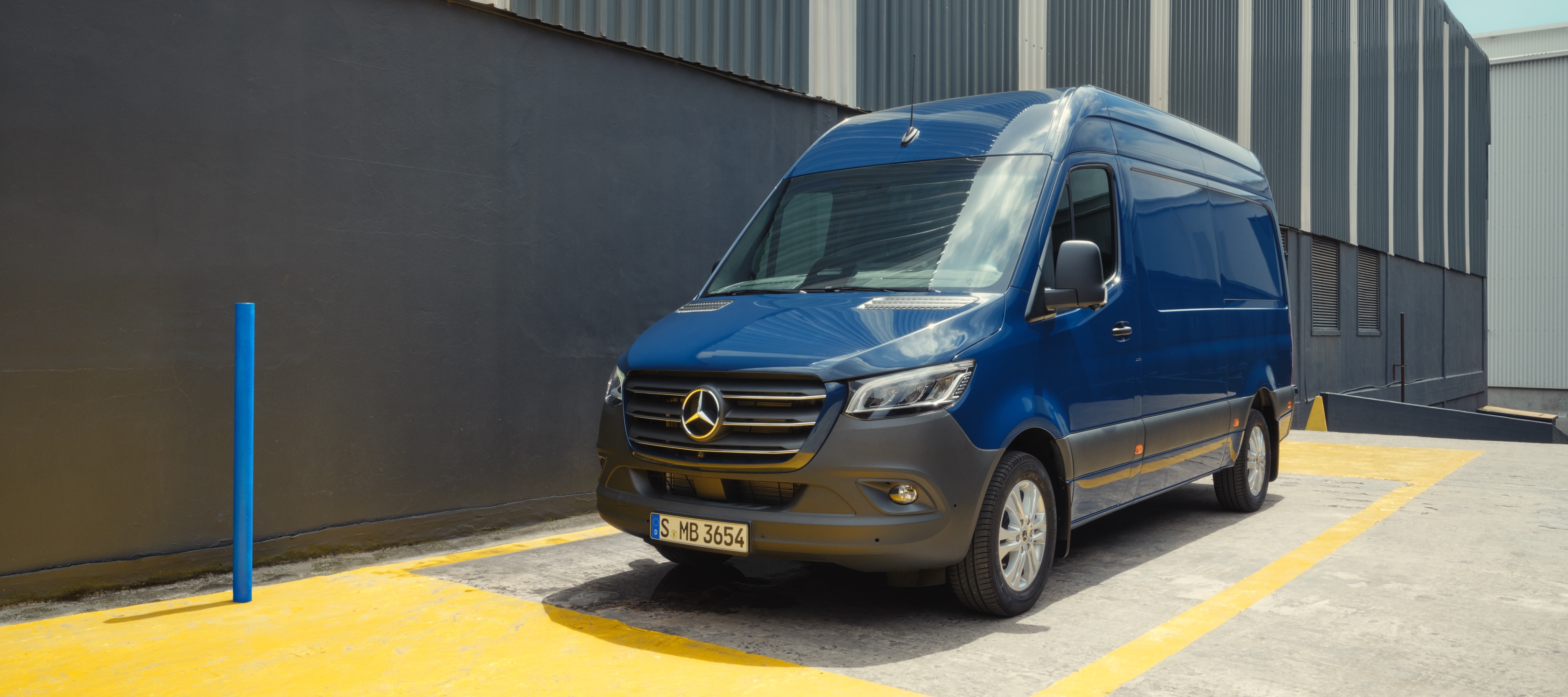 Porovnanie vozidiel | Skriňové vozidlo Sprinter | Mercedes-Benz Skriňové vozidlo Mercedes-Benz Sprinter v zóne doručenia.