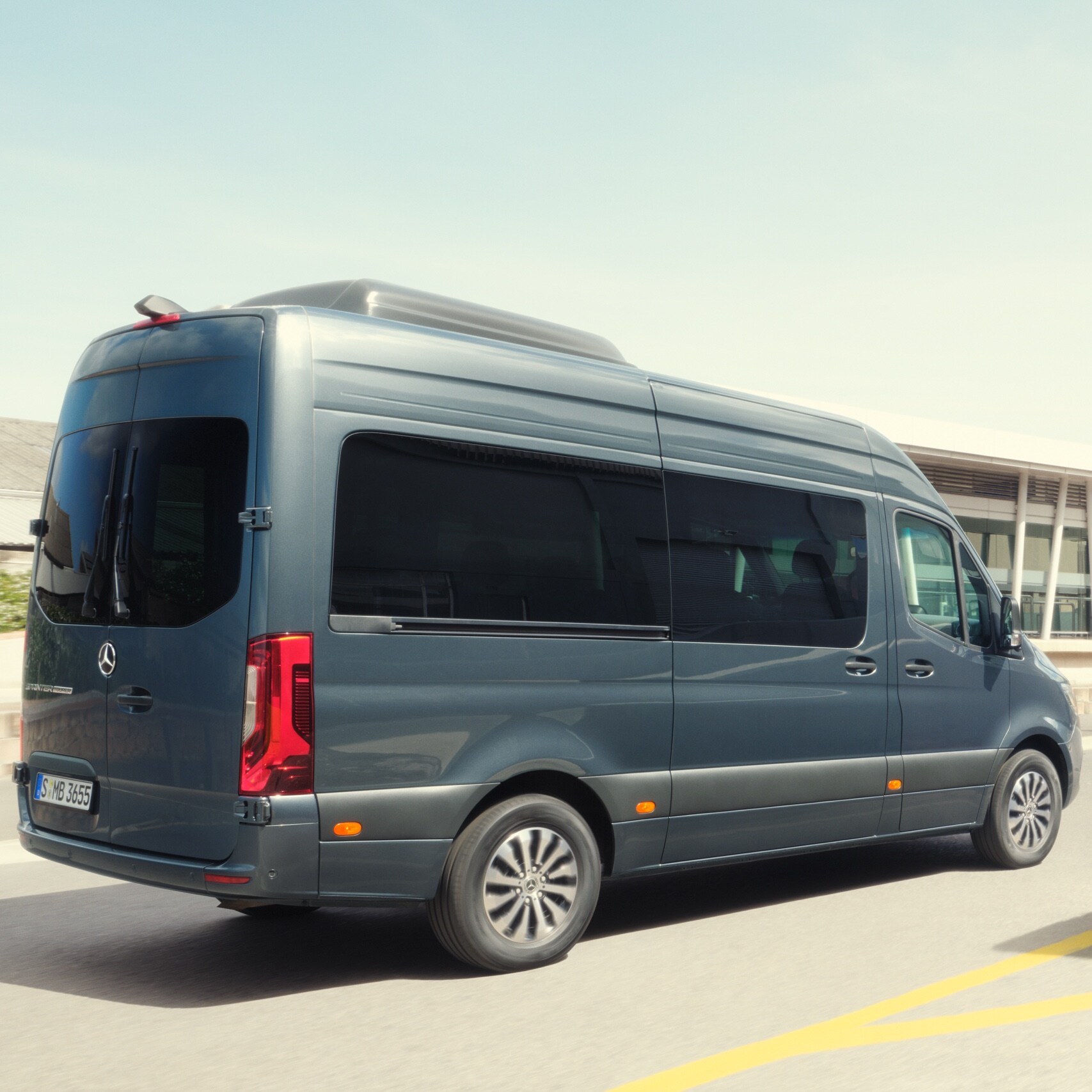 Mercedes-Benz Sprinter Tourer počas jazdy na ceste.
