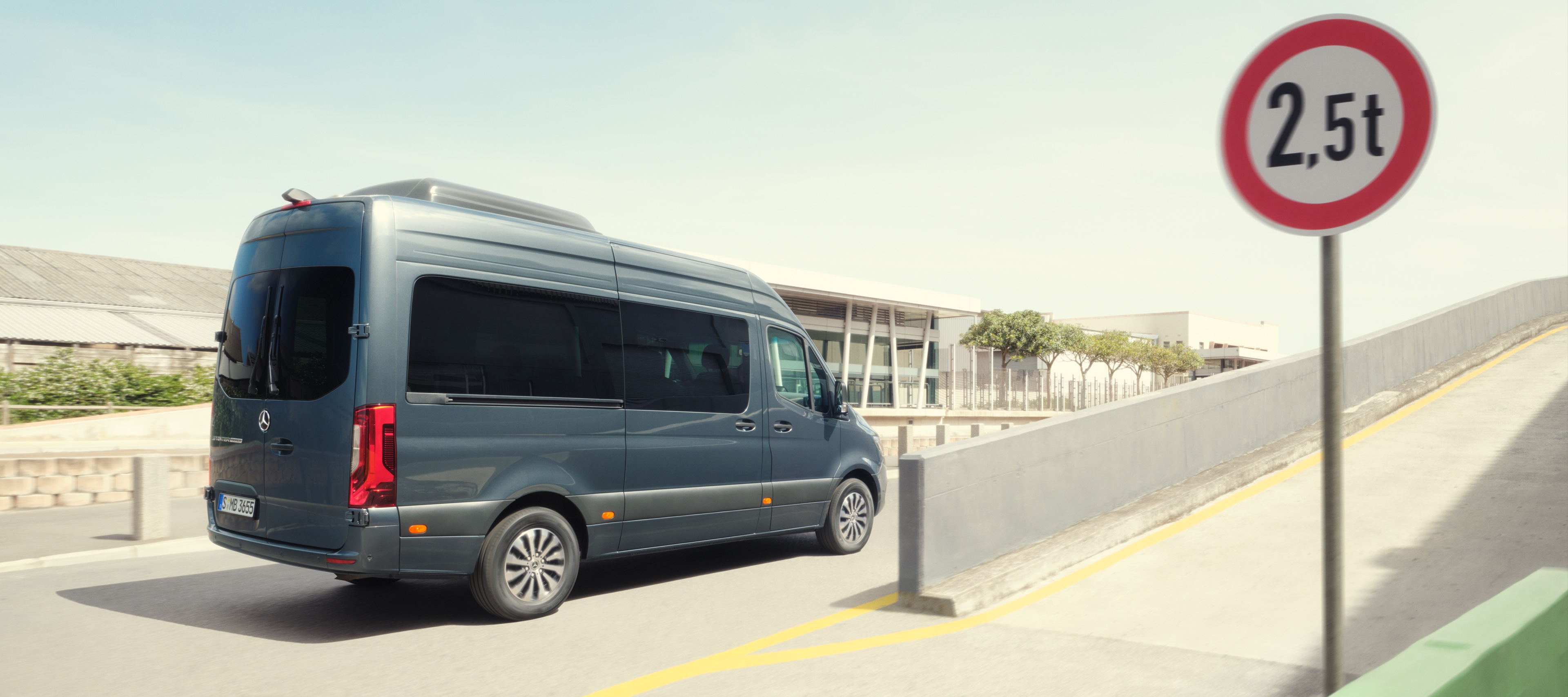Porovnanie vozidiel | Sprinter Tourer | Mercedes-Benz Mercedes-Benz Sprinter Tourer počas jazdy na ceste.
