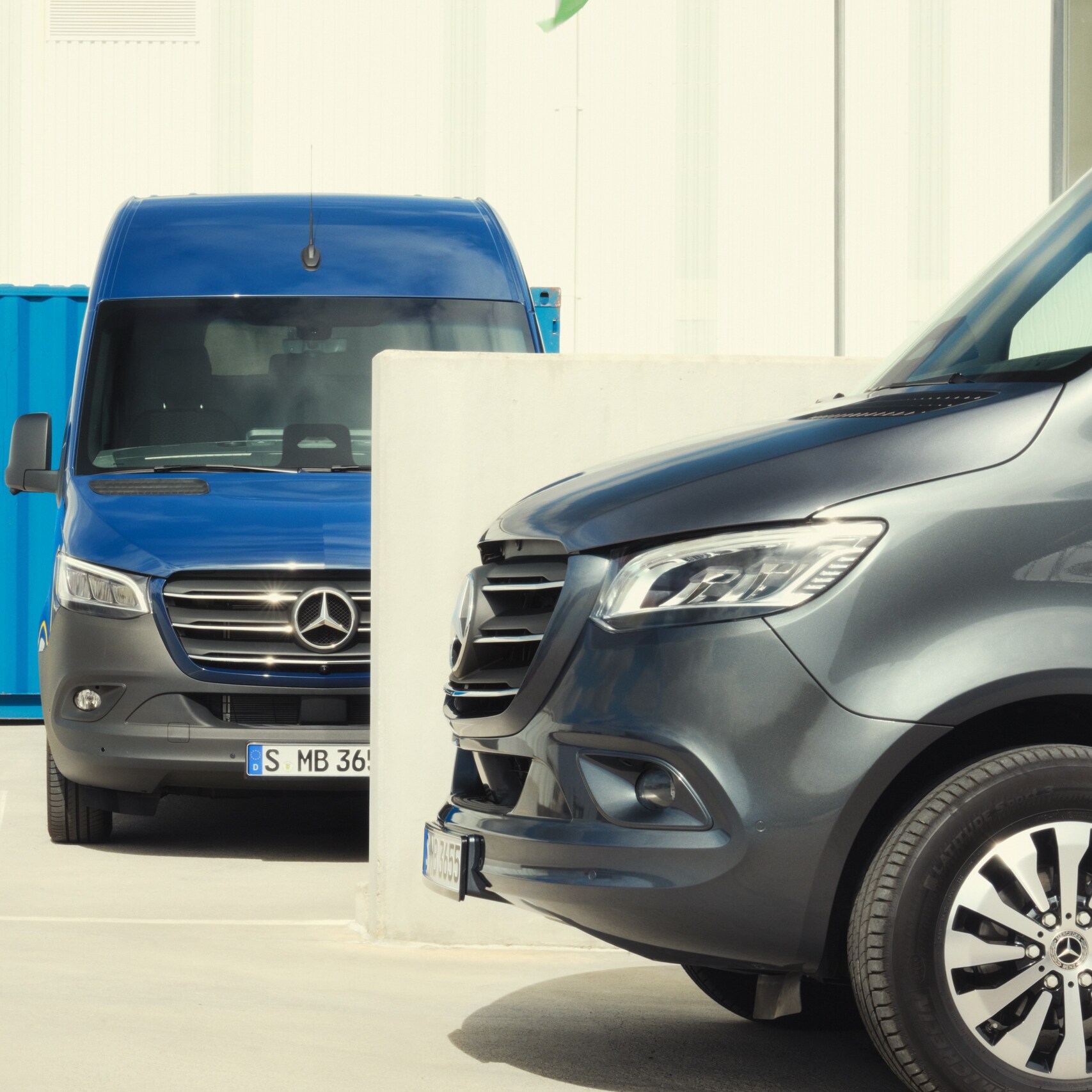 Skriňové vozidlo Mercedes-Benz Sprinter a&nbsp;Mercedes-Benz Sprinter Tourer na streche výškovej budovy.