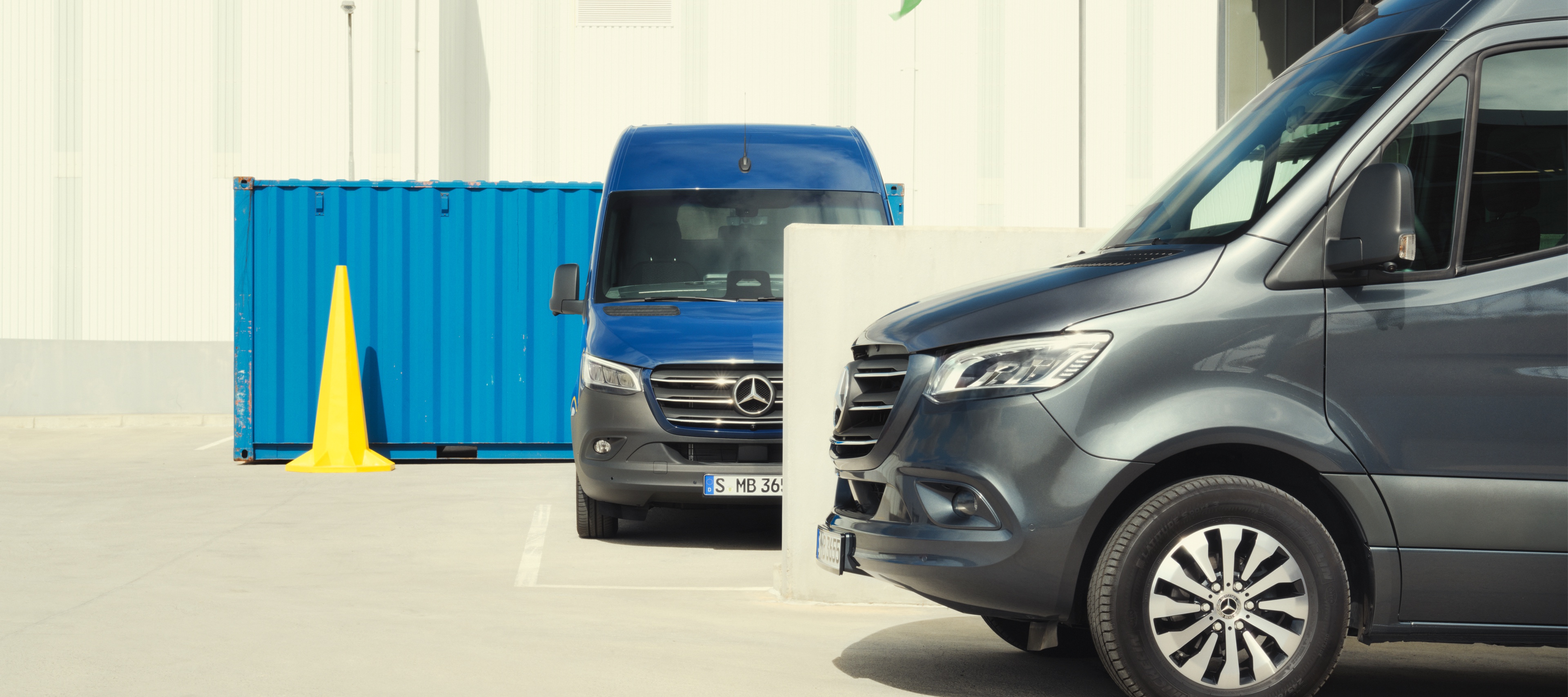 Sprinter | Mercedes-Benz Skriňové vozidlo Mercedes-Benz Sprinter a Mercedes-Benz Sprinter Tourer na streche výškovej budovy.