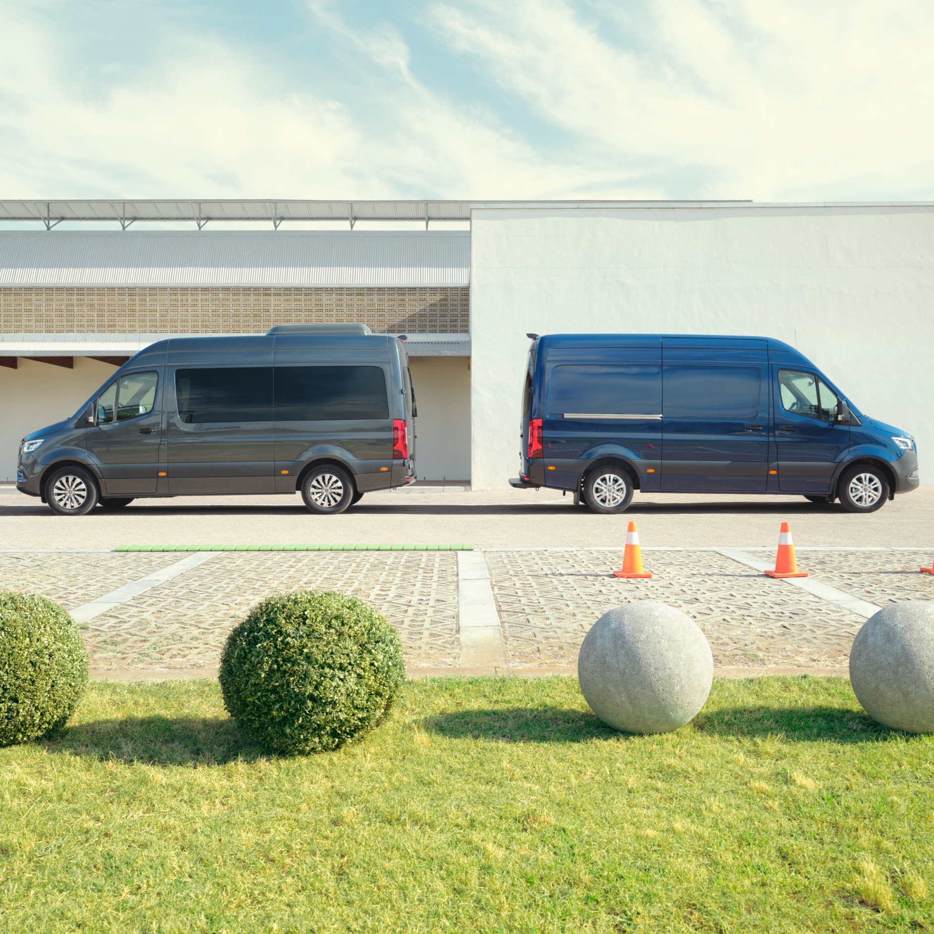 Kontakt | Sprinter | Mercedes-Benz Mercedes-Benz Sprinter Tourer a skriňové vozidlo Mercedes-Benz Sprinter na parkovacom mieste.