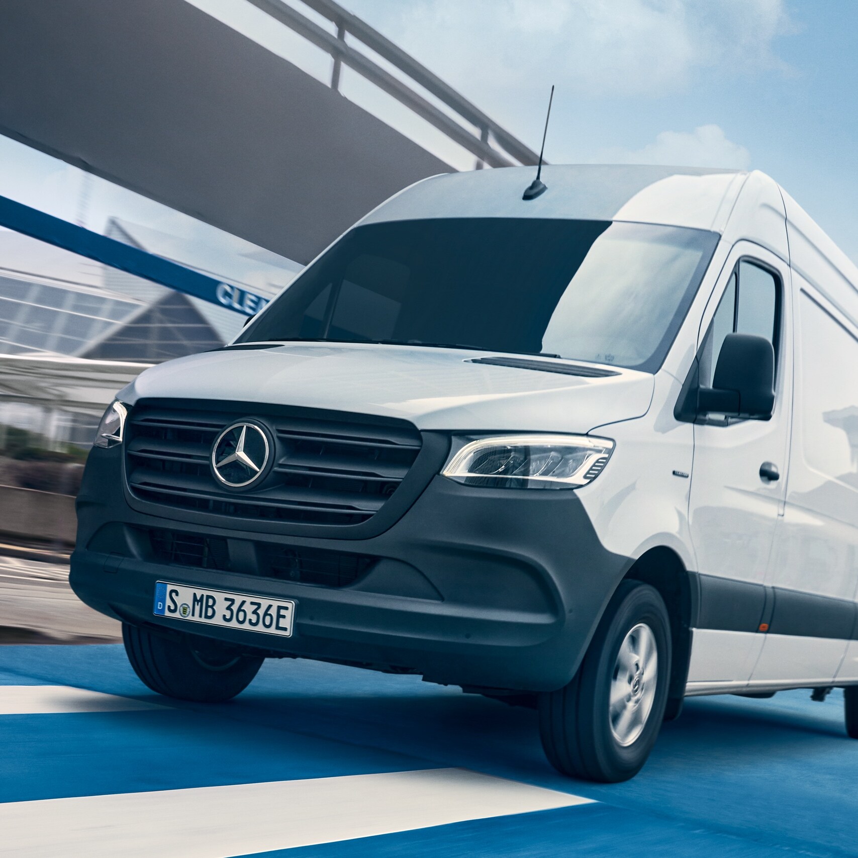 Skriňové vozidlo Mercedes-Benz eSprinter v&nbsp;meste.
