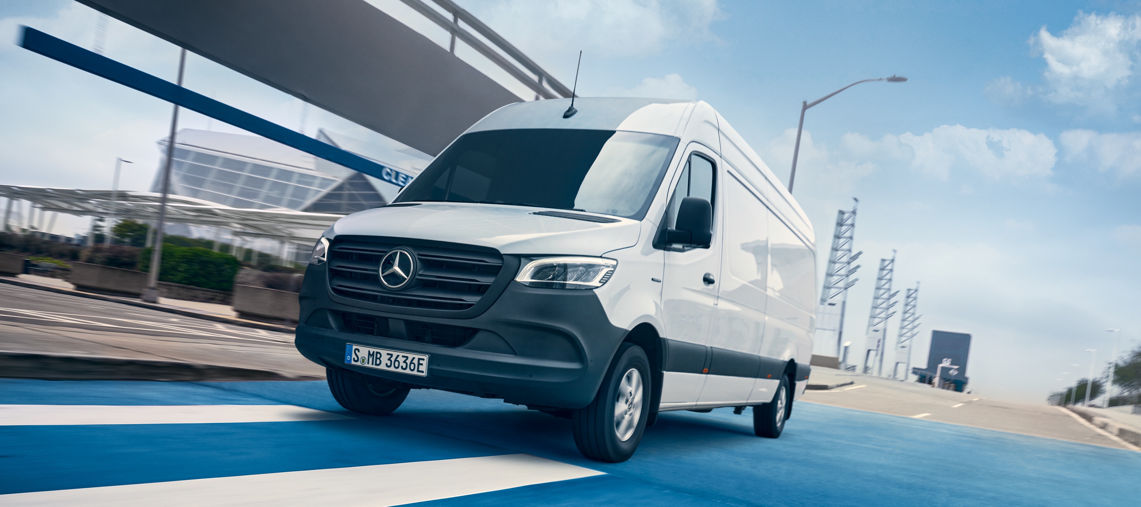 Porovnanie vozidiel | Skriňové vozidlo eSprinter | Mercedes-Benz Skriňové vozidlo Mercedes-Benz eSprinter v meste.