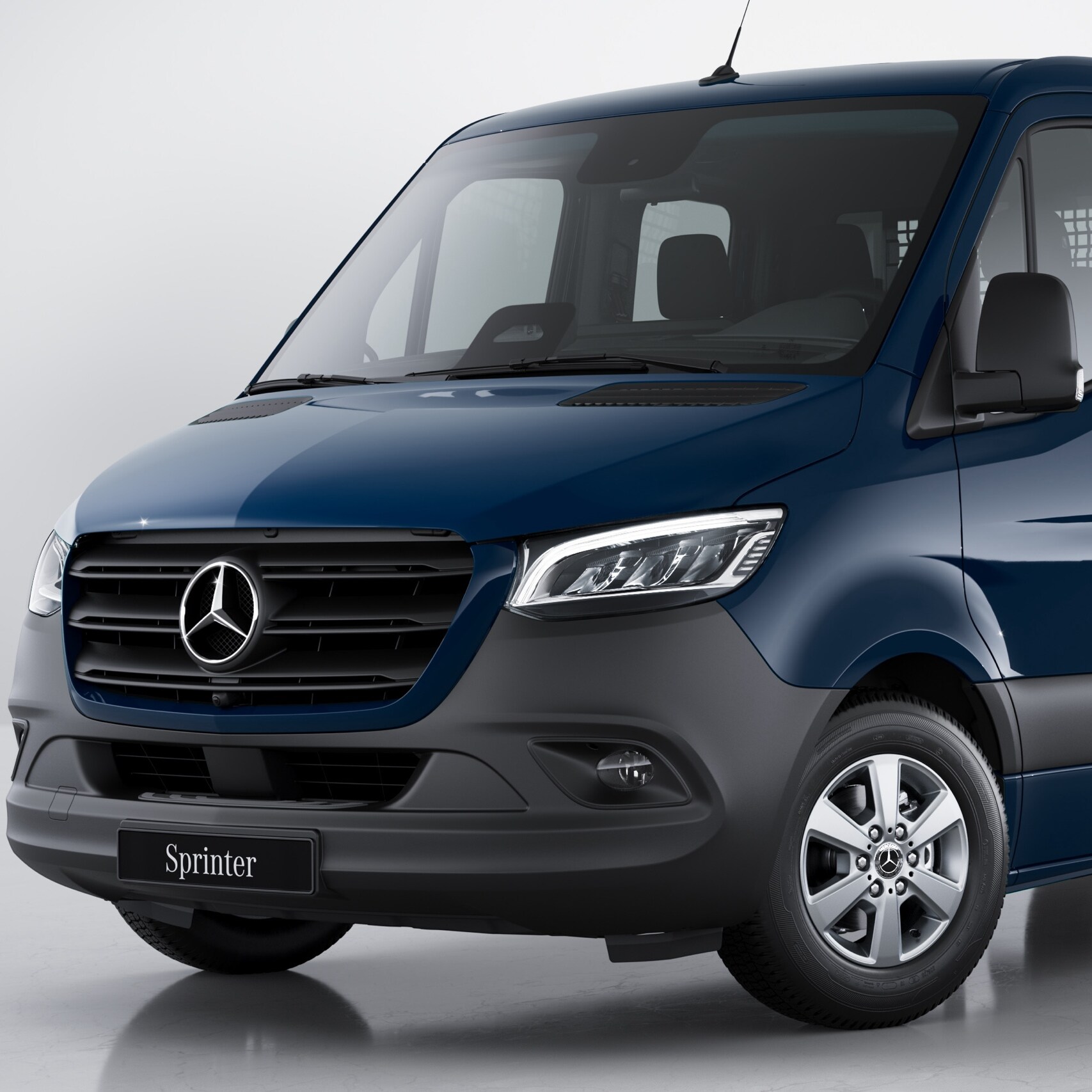 Pohľad spredu na valník Mercedes-Benz Sprinter.