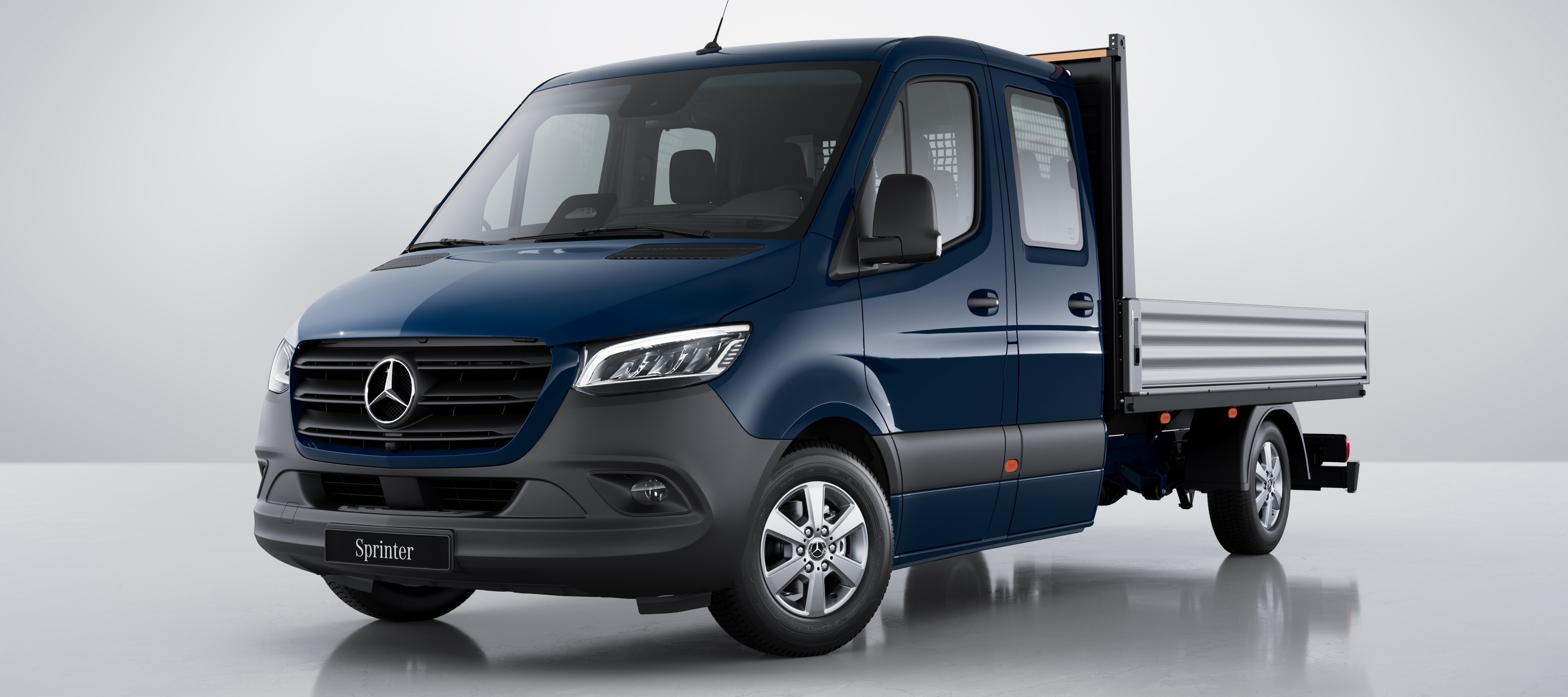 Porovnanie vozidiel | Valník Sprinter | Mercedes-Benz Pohľad spredu na valník Mercedes-Benz Sprinter.