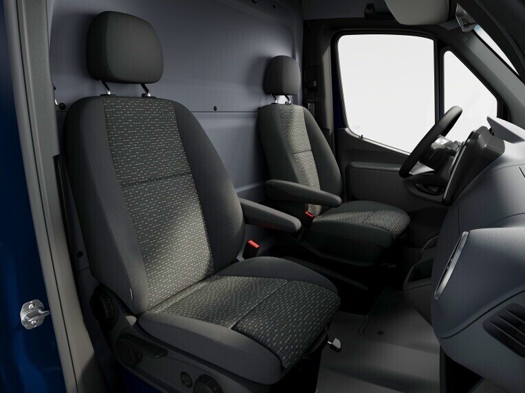 Komfortné sedadlá pre vodiča a spolujazdca v skriňovom vozidle Mercedes-Benz Sprinter.