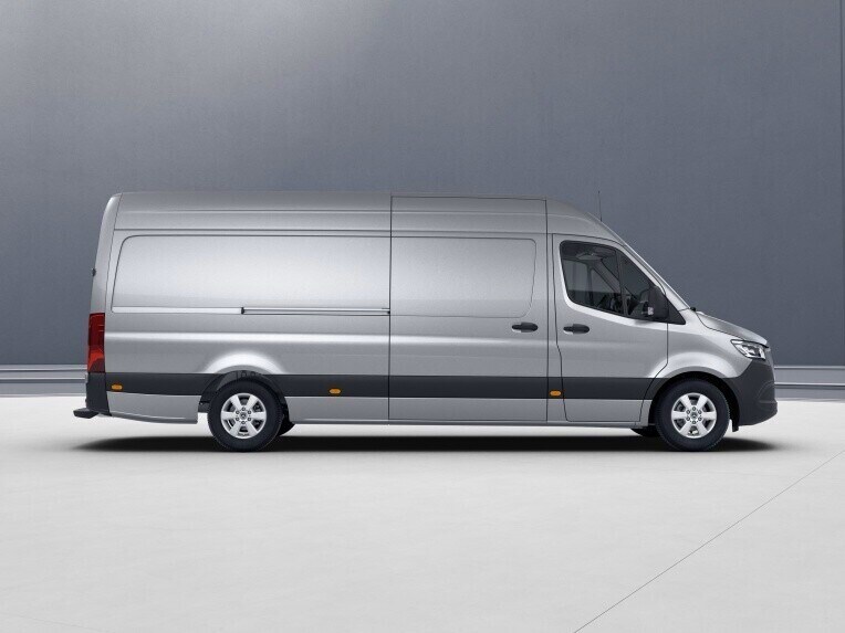 Dlhý variant Sprinter skriňového vozidla s vysokou strechou.