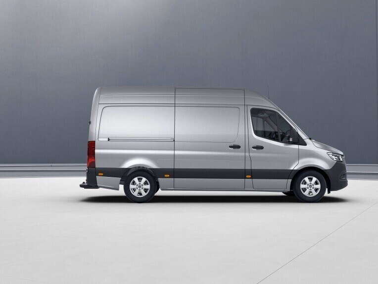 Štandardný variant Sprinter skriňového vozidla s vysokou strechou.