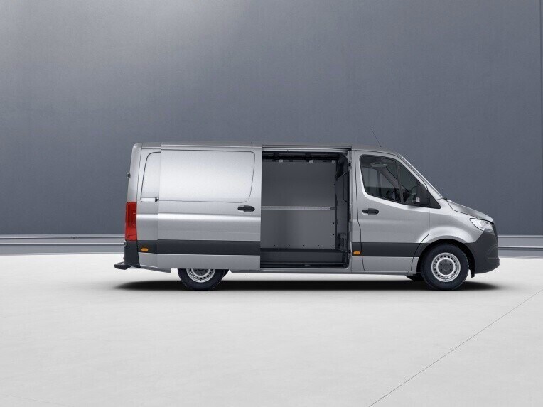 Štandardný variant skriňového vozidla Sprinter s normálnou strechou.