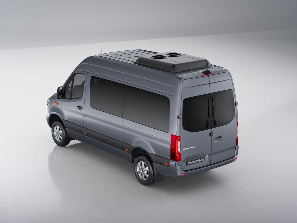Vozidlo Mercedes-Benz Sprinter Tourer s&nbsp;náhonom na všetky kolesá 4x4 so systémom Torque on Demand .