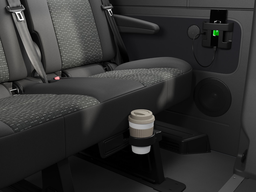 Praktické úložné priečinky a&nbsp;možnosti nabíjania chytrých telefónov vo vozidle Mercedes-Benz Sprinter Tourer.