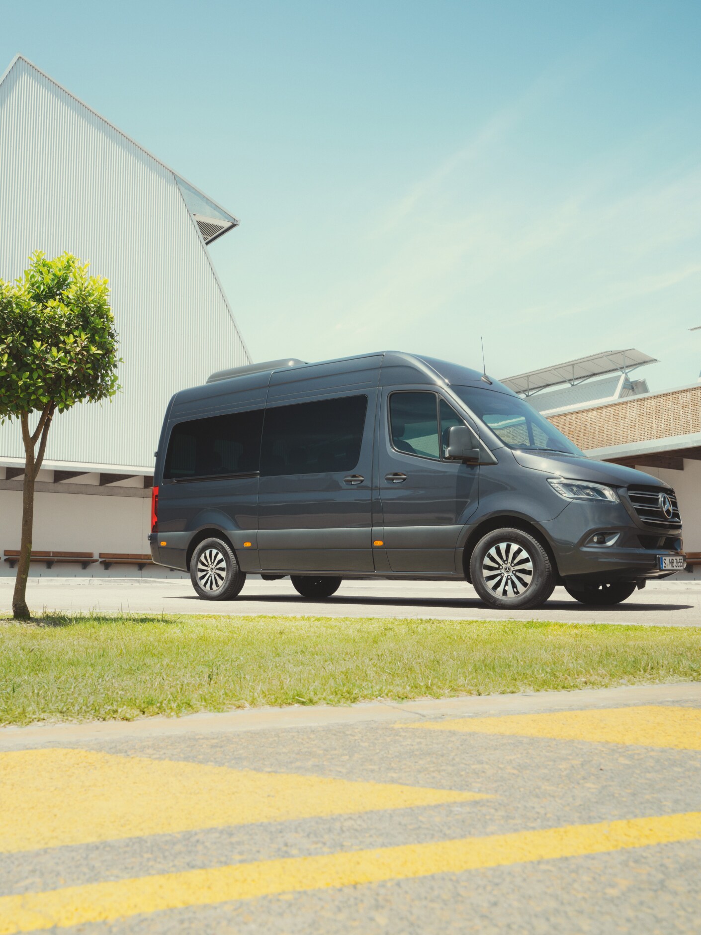 Vozidlá Mercedes-Benz Sprinter Tourer v&nbsp;parkovacom dome.