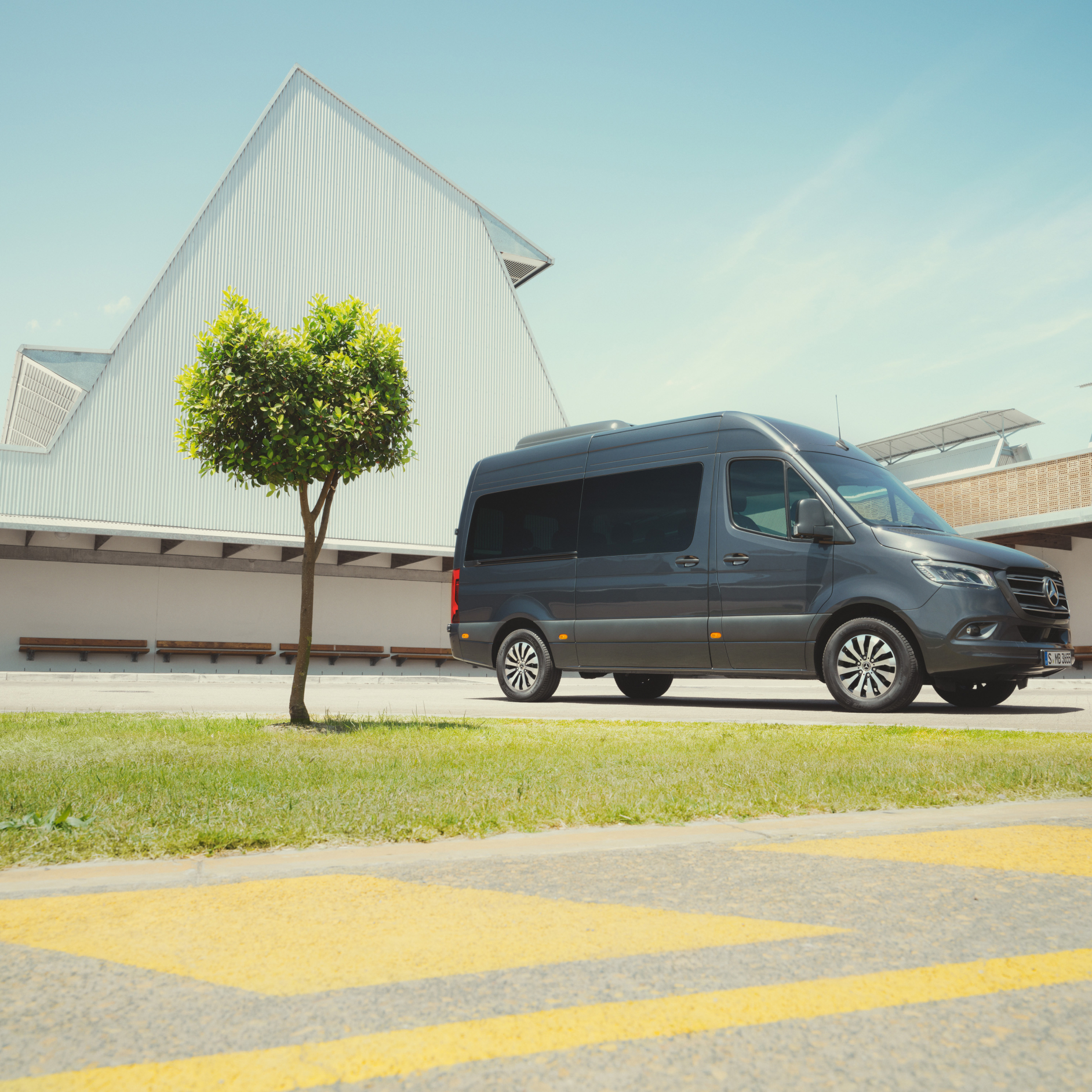 Prehľad modelov | Sprinter Tourer | Mercedes-Benz Vozidlá Mercedes-Benz Sprinter Tourer v parkovacom dome.