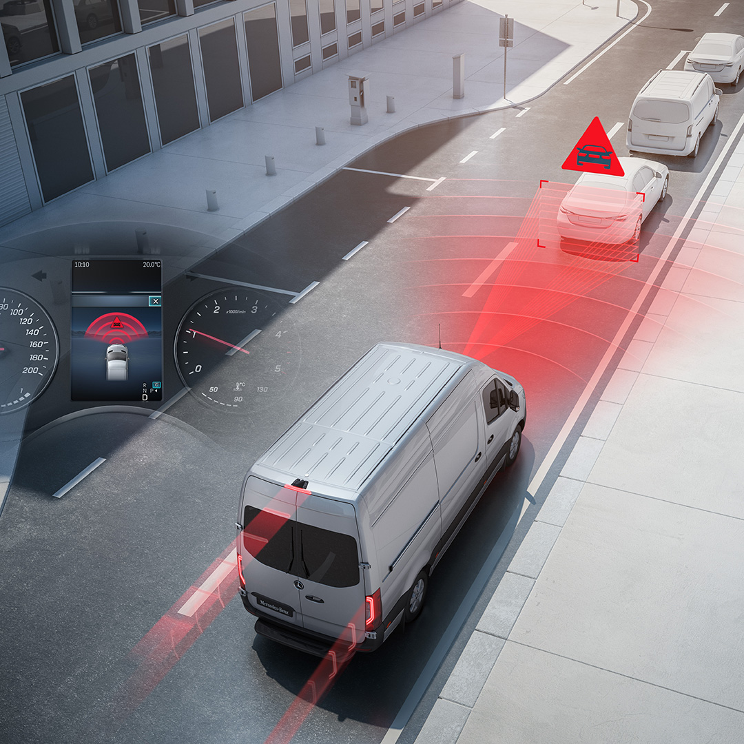 Asistenčné jazdné systémy | Skriňové vozidlo Sprinter | Mercedes-Benz Asistenčný jazdný systém vizualizovaný v cestnej premávke so skriňovým vozidlom Mercedes-Benz Sprinter.