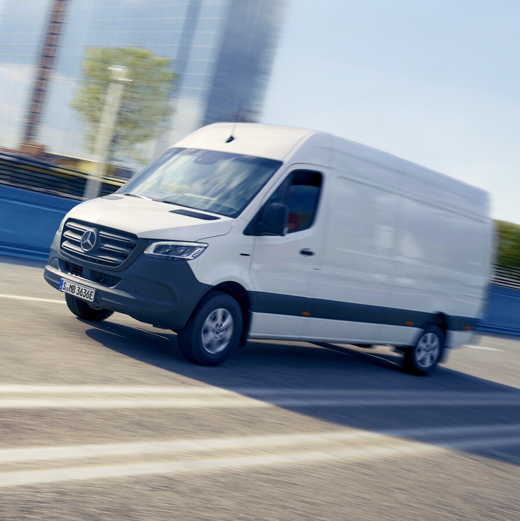 Skriňové vozidlo Mercedes-Benz eSprinter v&nbsp;centre mesta.