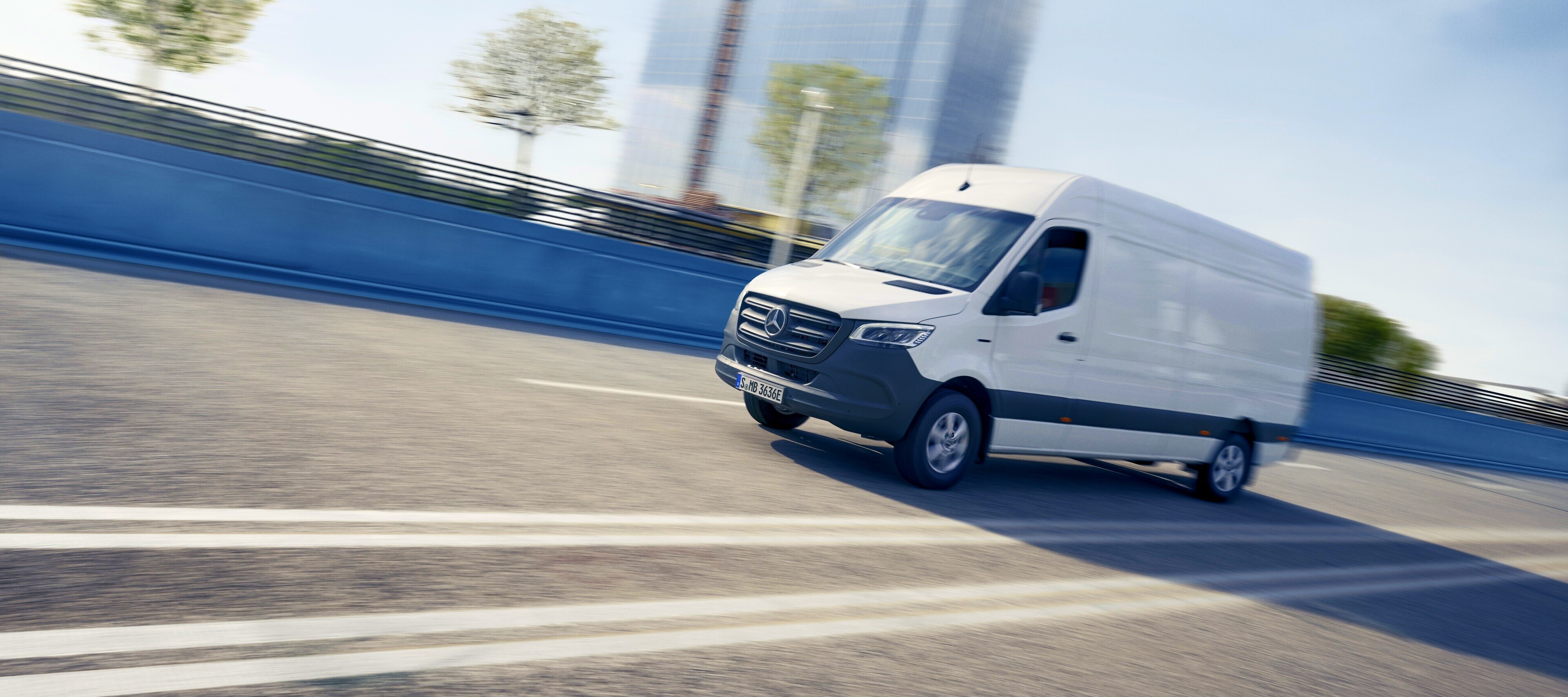 Porovnanie vozidiel | Skriňové vozidlo eSprinter | Mercedes-Benz Skriňové vozidlo Mercedes-Benz eSprinter v centre mesta.