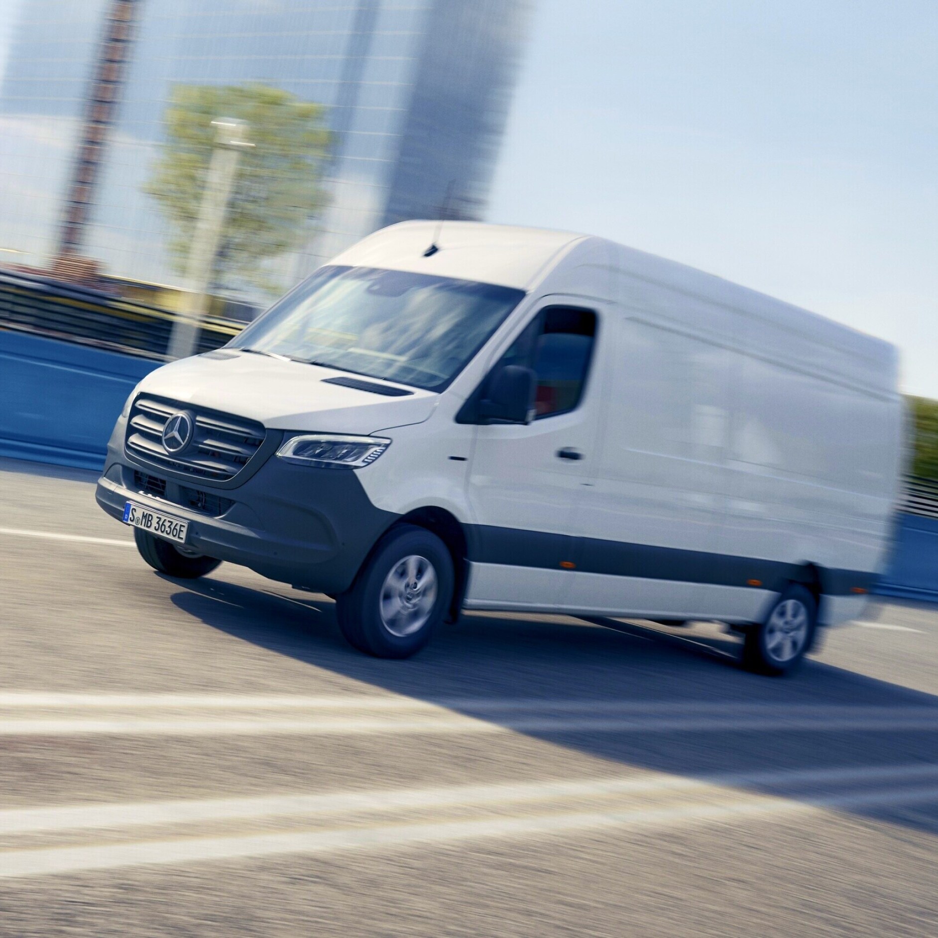 Skriňové vozidlo Mercedes-Benz eSprinter v&nbsp;centre mesta.