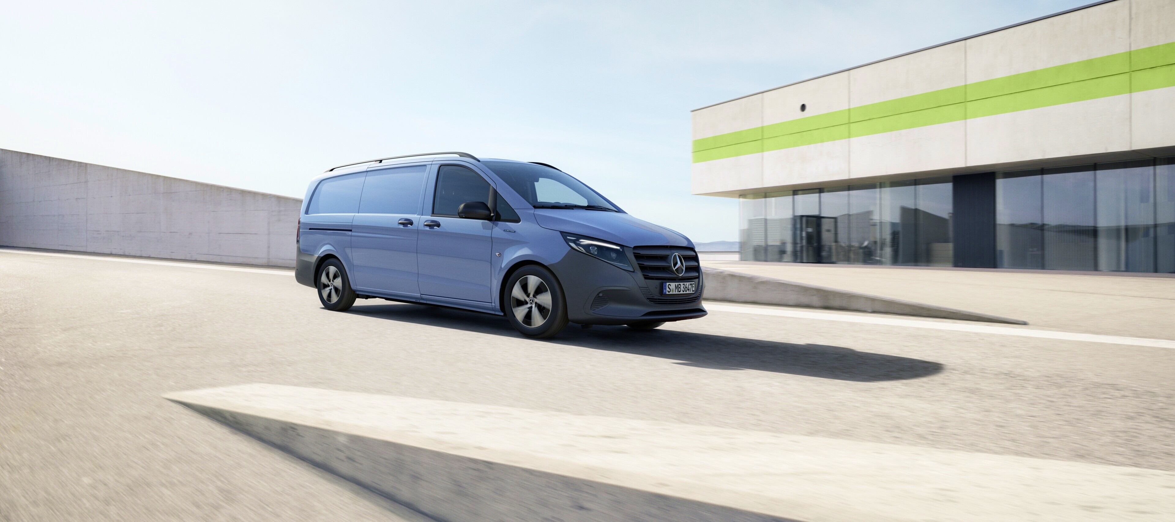 Porovnanie vozidiel | Skriňové vozidlo eVito | Mercedes-Benz Skriňové vozidlo Mercedes-Benz eVito na najvyššom poschodí viacposchodového parkovacieho domu.