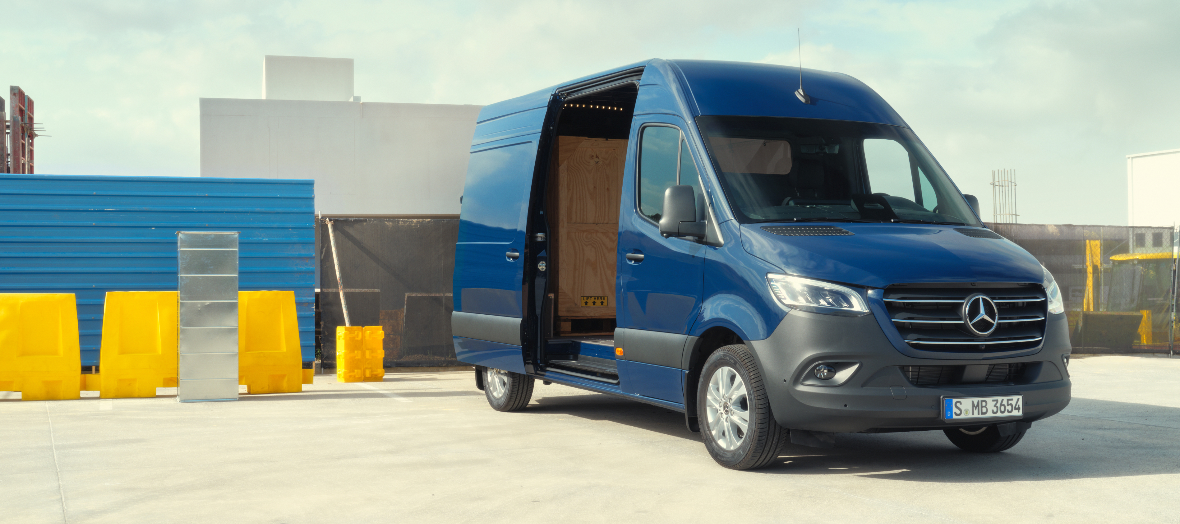 Porovnanie vozidiel | Skriňové vozidlo Sprinter | Mercedes-Benz Skriňové vozidlo Mercedes-Benz Sprinter pred stavebným materiálom.