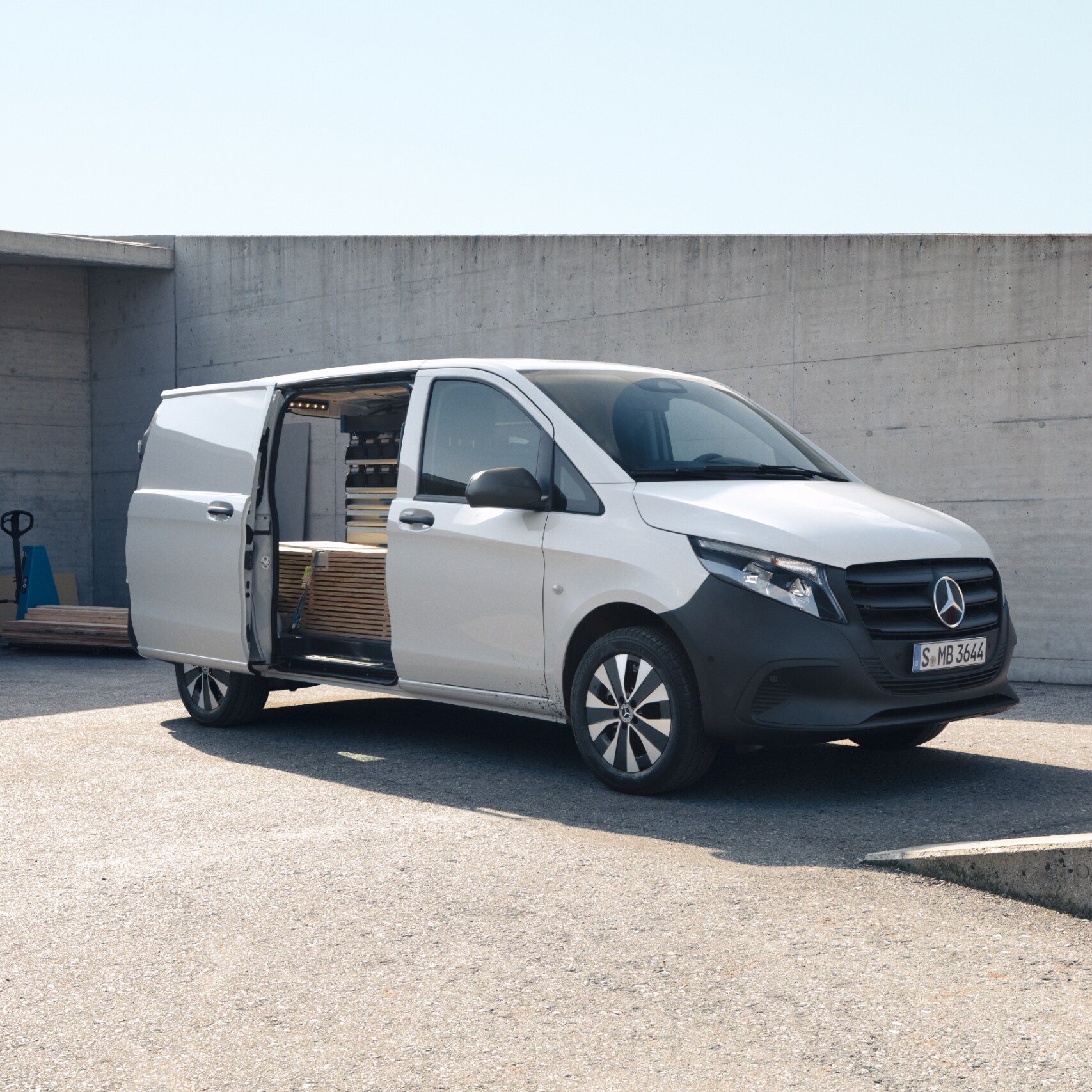 Skriňové vozidlo Mercedes-Benz Vito na stavenisku.